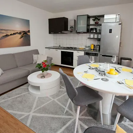 Apartman Edita شقة *